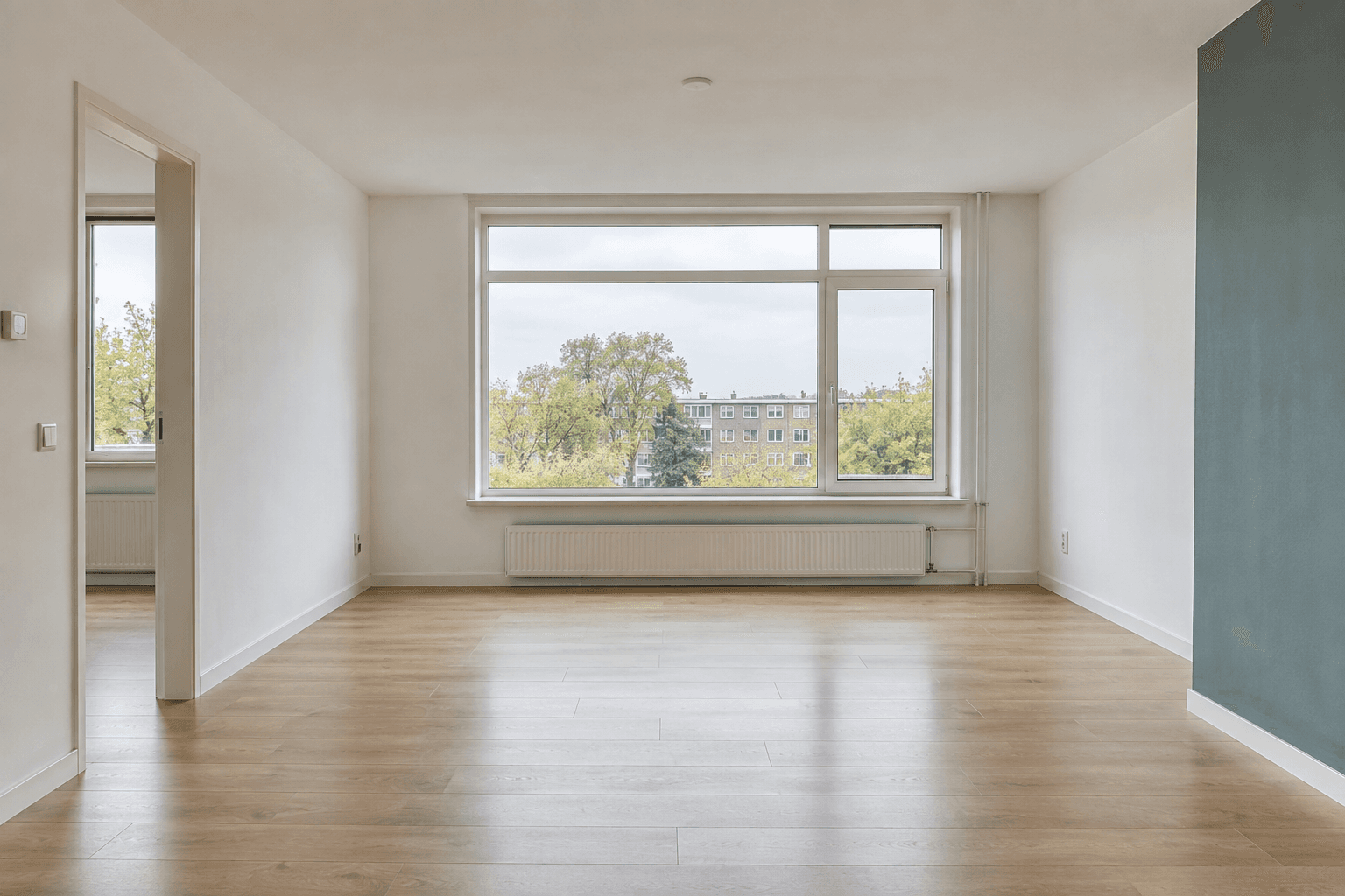 Een lege, nette woonkamer die klaar is voor oplevering